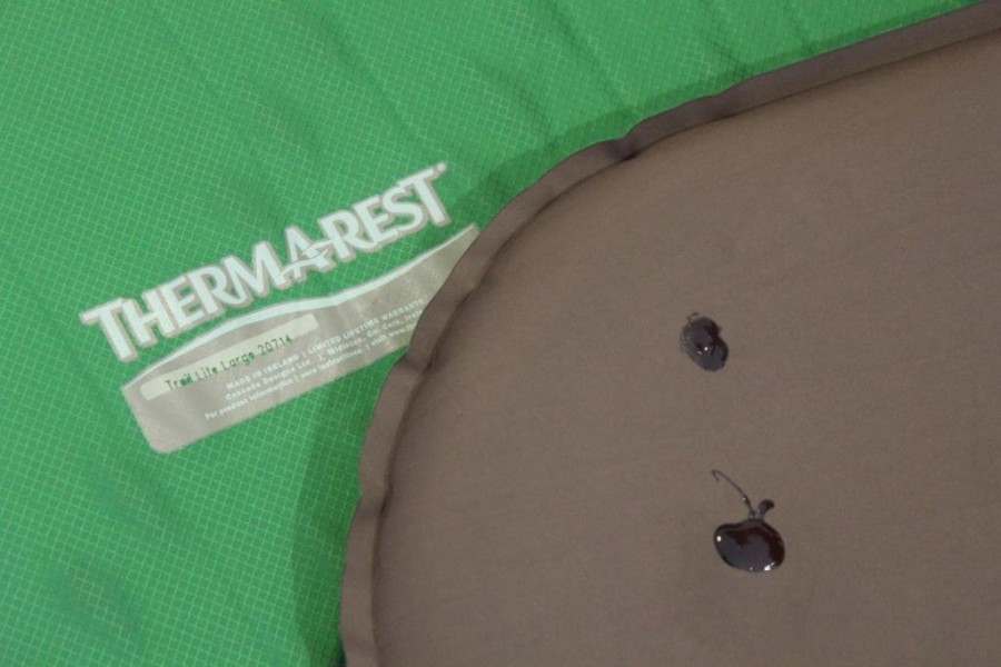 Isomatte mit zwei Klebestellen