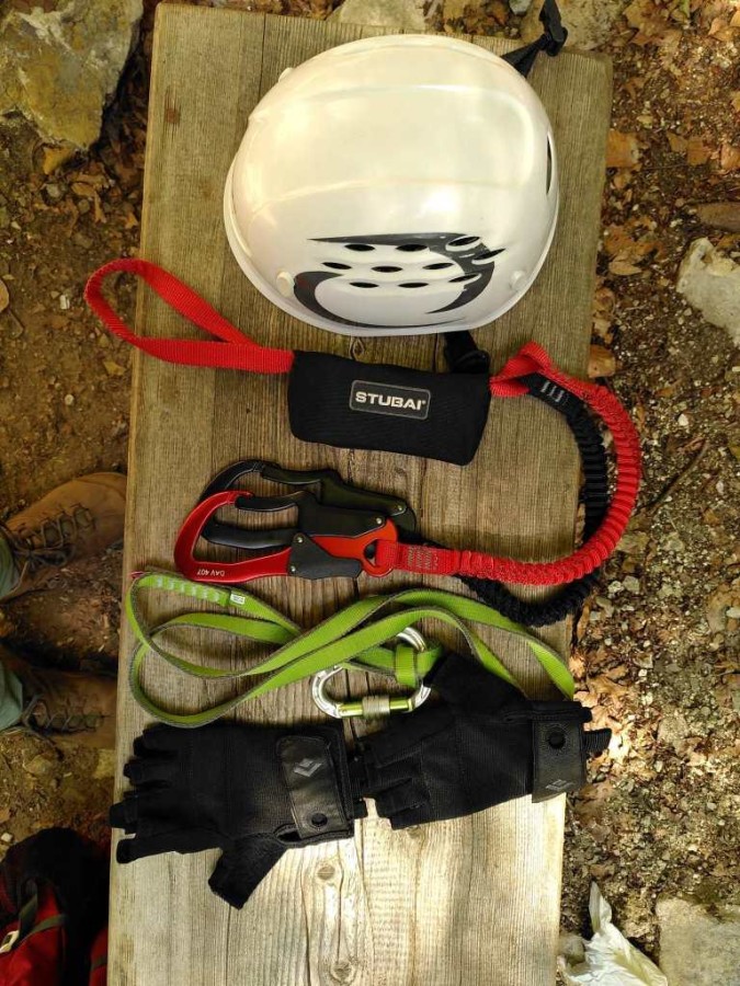 Teile der Ausrüstung für den Klettersteig