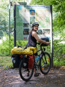 Melanie auf Fahrradtour entlang des Oder-Neiße-Radwegs