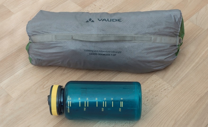 Packsack mit Zelt im Vergleich zu einer 1 l-Nalgeneflasche