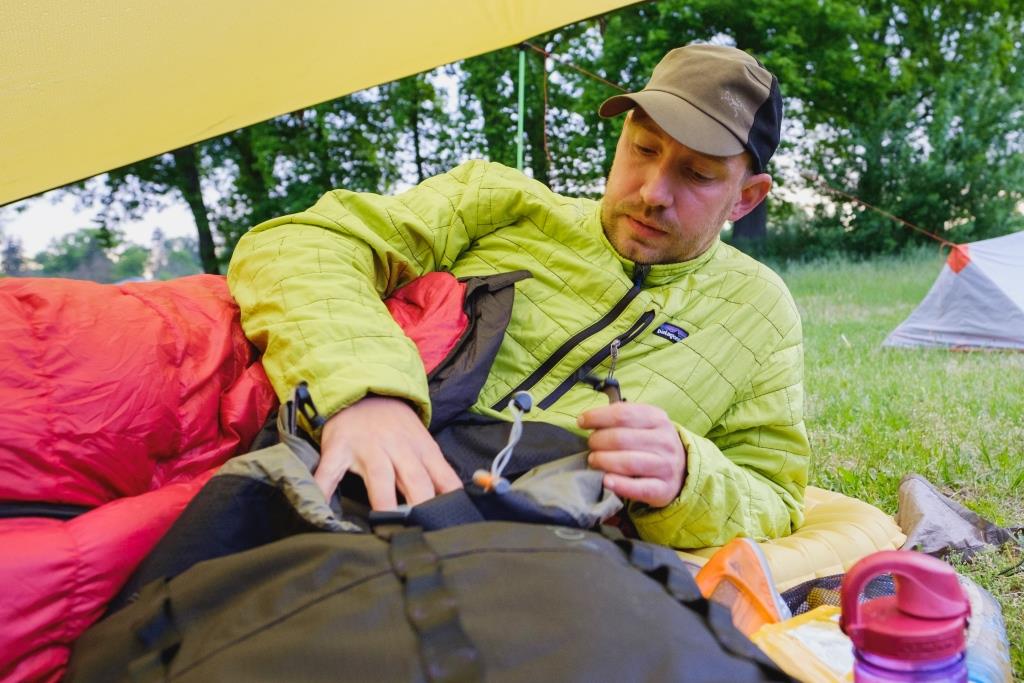 mit-jacke-in-den-schlafsack