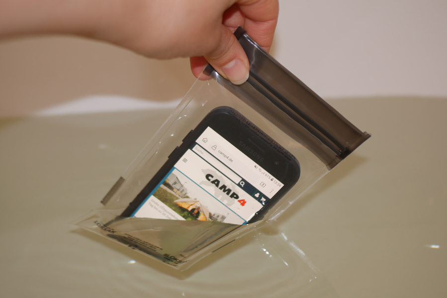 Ein bisschen mulmig war mir zumute, als ich mein Handy im Wasser versenkte...