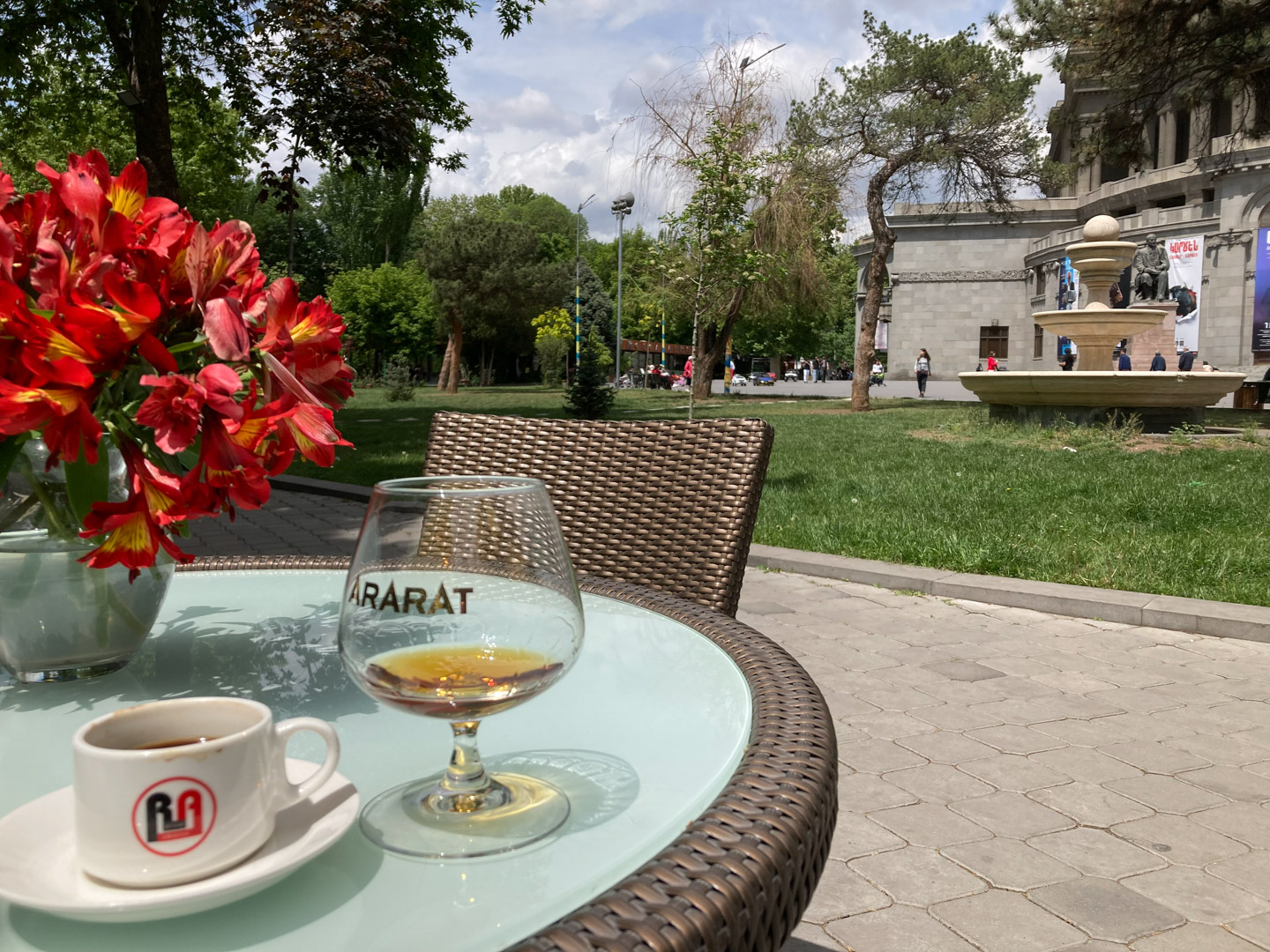 opernplatz-kaffee-cognac-armenien