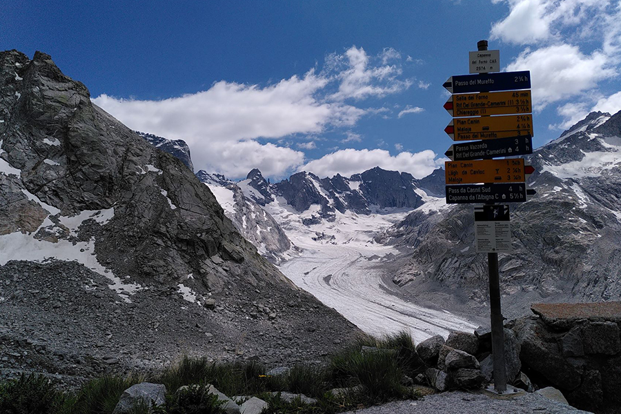 Viele Wege kreuzen den Blick auf den Fornogletscher ©SuHerrmann