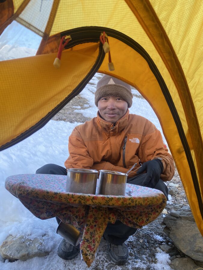 essen nepal direkt im zelt annapurna chulu expedition